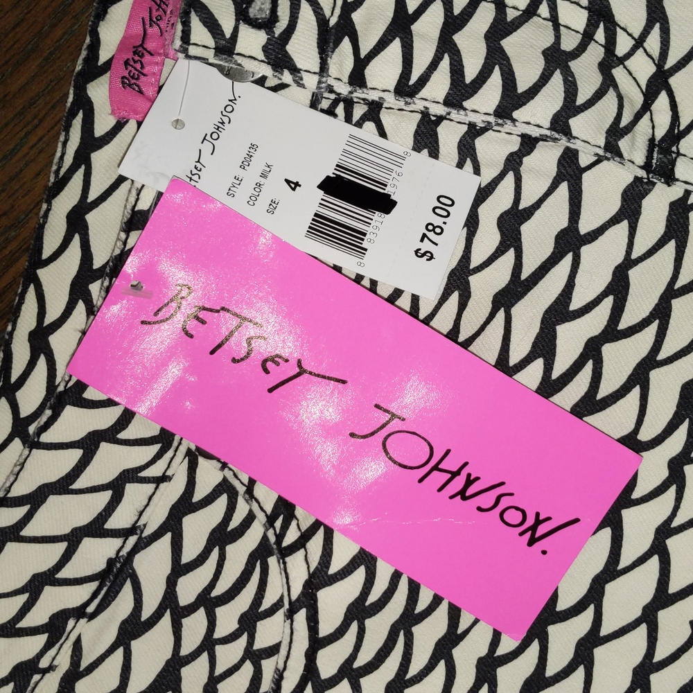 NWT Betsey Johnson shorts - Picture 2 of 5